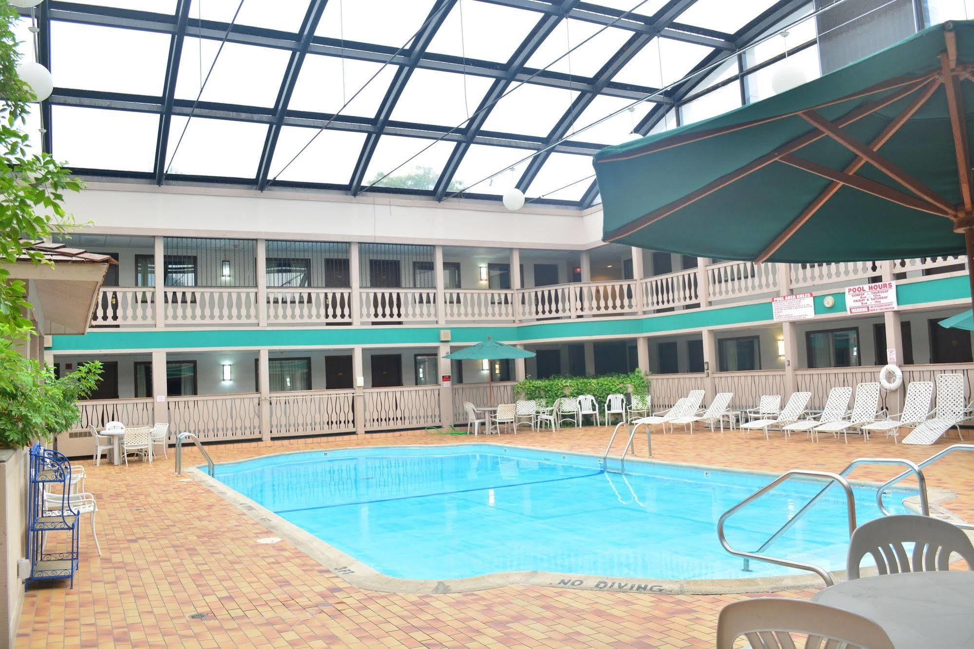 Elk Grove Hotel 艾尔克格罗夫村 外观 照片