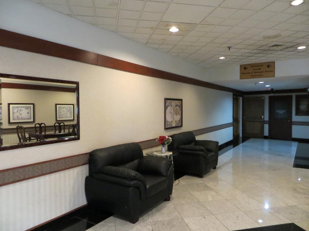 Elk Grove Hotel 艾尔克格罗夫村 外观 照片